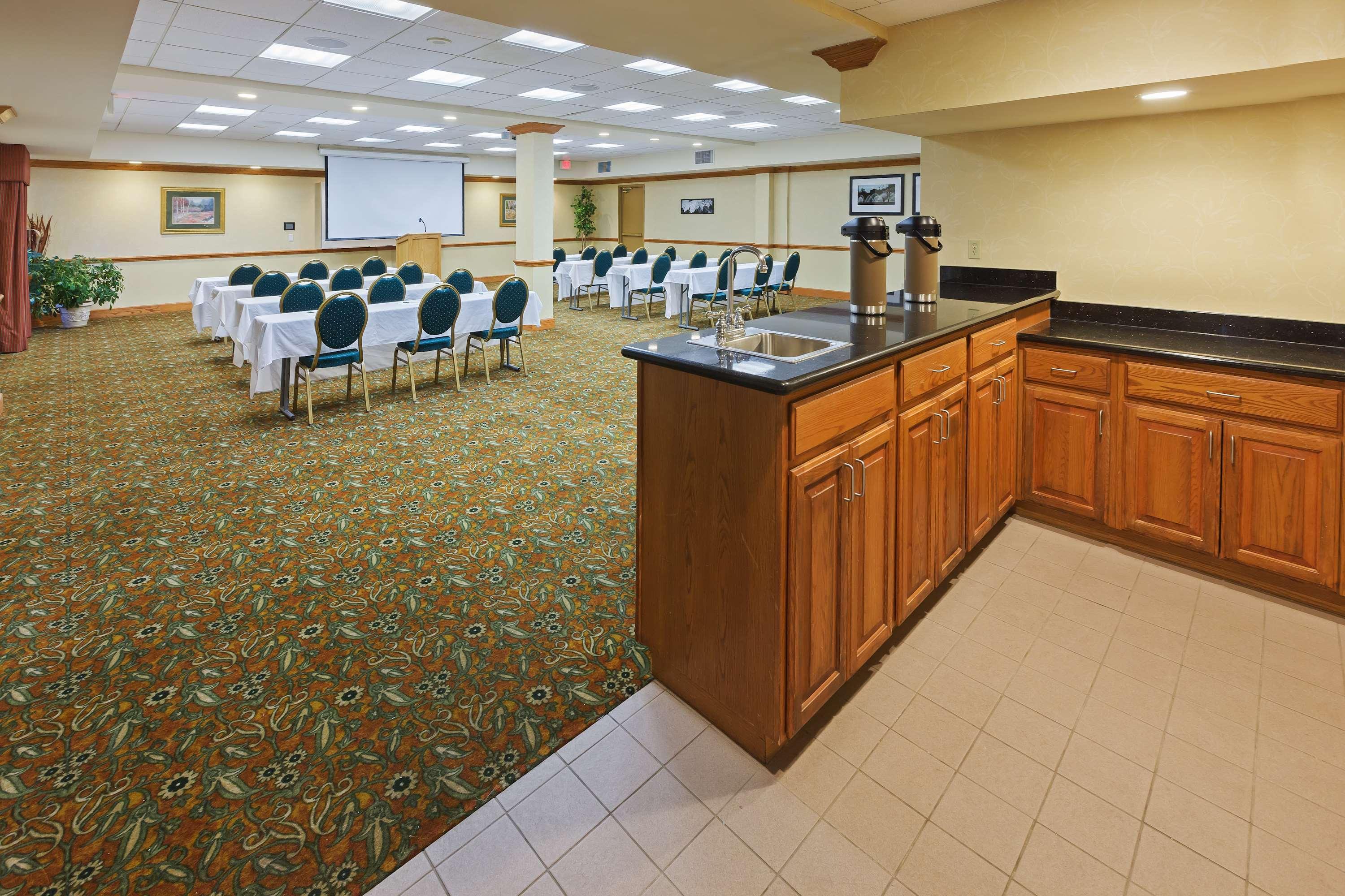 Country Inn & Suites By Radisson, Oklahoma City At Northwest Expressway, Ok Бизнес снимка