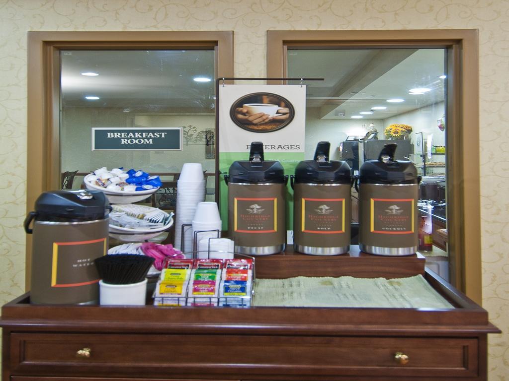 Country Inn & Suites By Radisson, Oklahoma City At Northwest Expressway, Ok Ресторант снимка